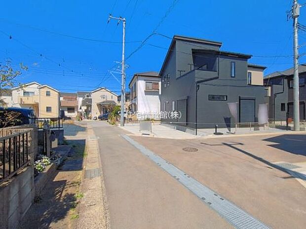 前面道路を含めた現地写真です。