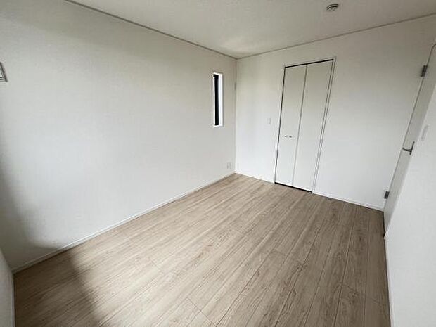明るい広々とした主寝室でご家族ゆっくりお休みになれますね。
