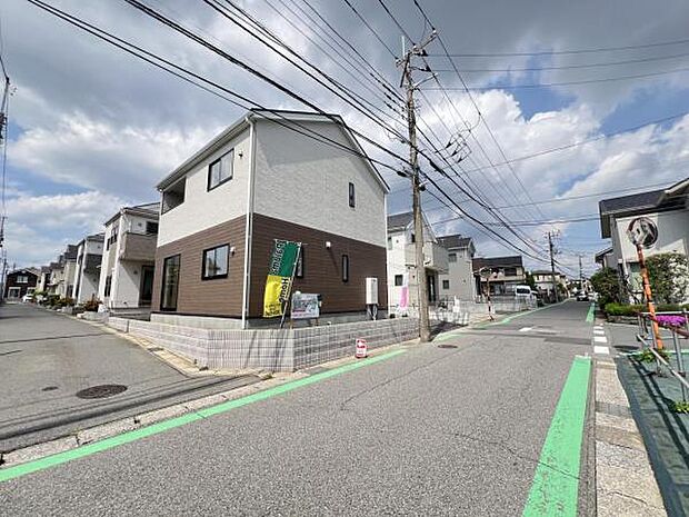 前面道路を含めた現地写真です。