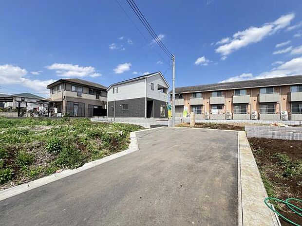 前面道路を含めた現地写真です。ぜひ周辺環境も併せてご覧ください。