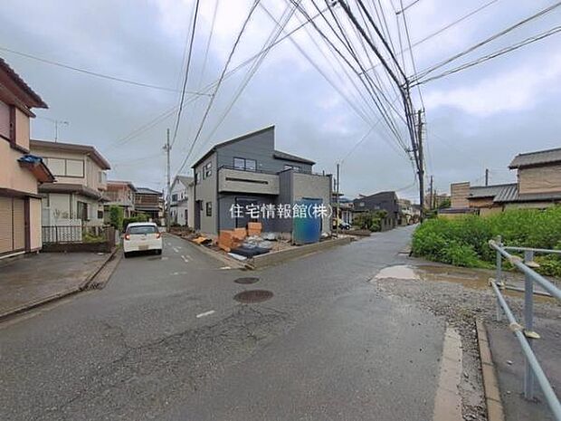 前面道路を含めた現地写真です。
