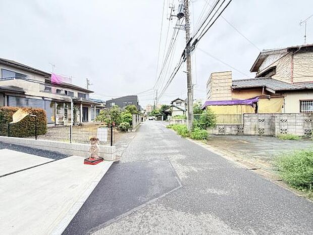 前面道路を含めた現地写真です。