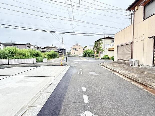 前面道路を含めた現地写真です。