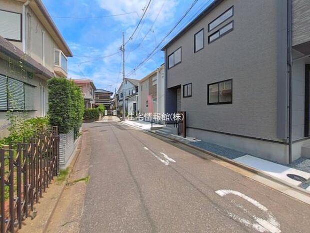 前面道路を含めた現地写真です。