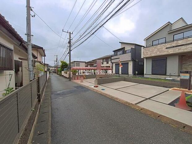 前面道路を含めた現地写真です。