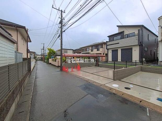 前面道路を含めた現地写真です。