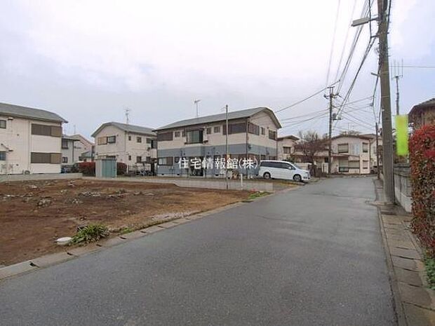 前面道路を含めた現地写真です。