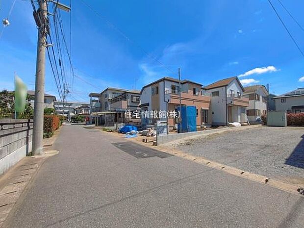 前面道路を含めた現地写真です。