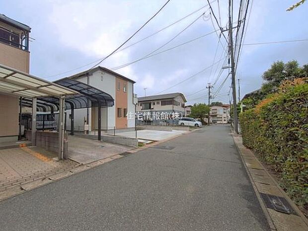 前面道路を含めた現地写真です。