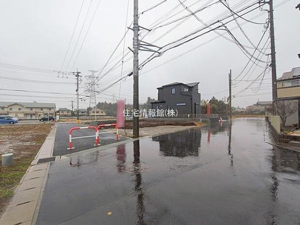 前面道路を含めた現地写真です。