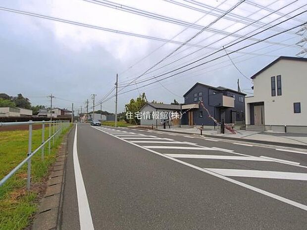 前面道路を含めた現地写真です。