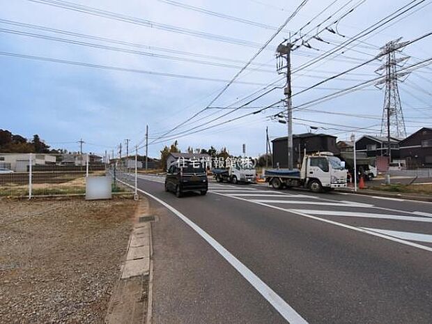 前面道路を含めた現地写真です。