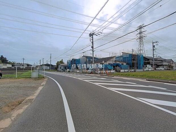前面道路を含めた現地写真です。