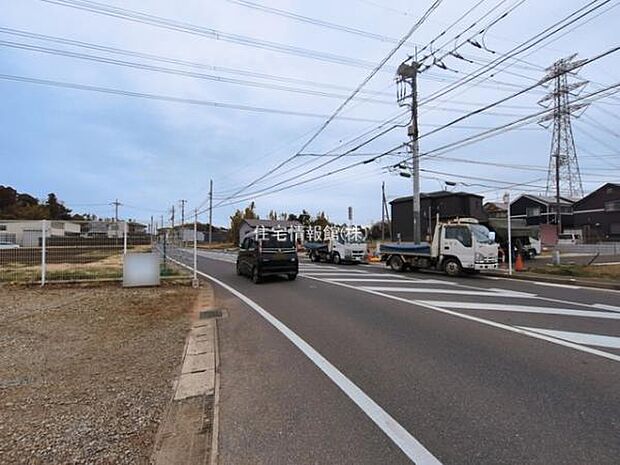 前面道路を含めた現地写真です。