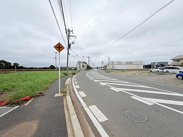 前面道路を含めた現地写真です。