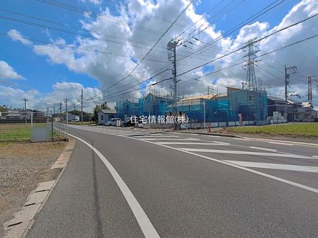 前面道路を含めた現地写真です。