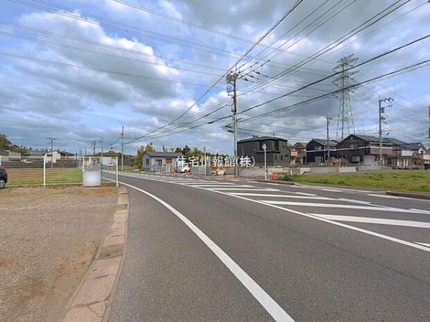 前面道路を含めた現地写真です。
