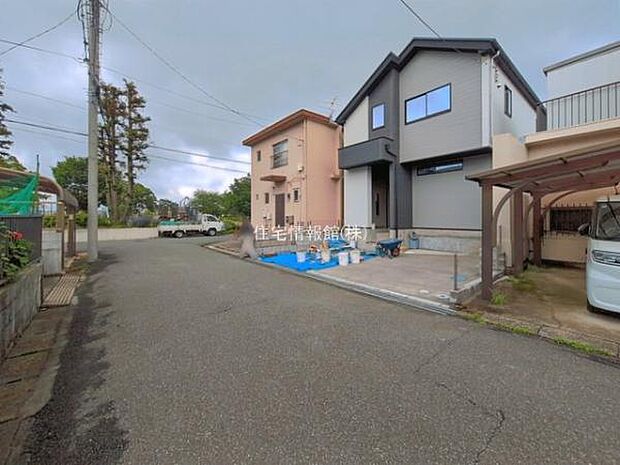前面道路を含めた現地写真です。