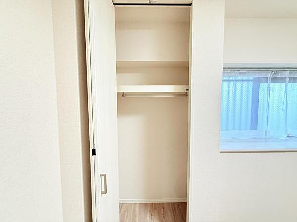 いつでもお部屋をスッキリお使い頂ける収納スペースを設置。