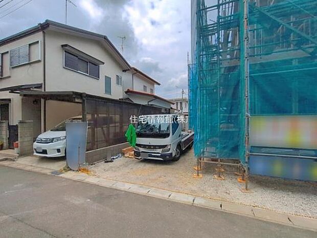 前面道路を含めた現地写真です。