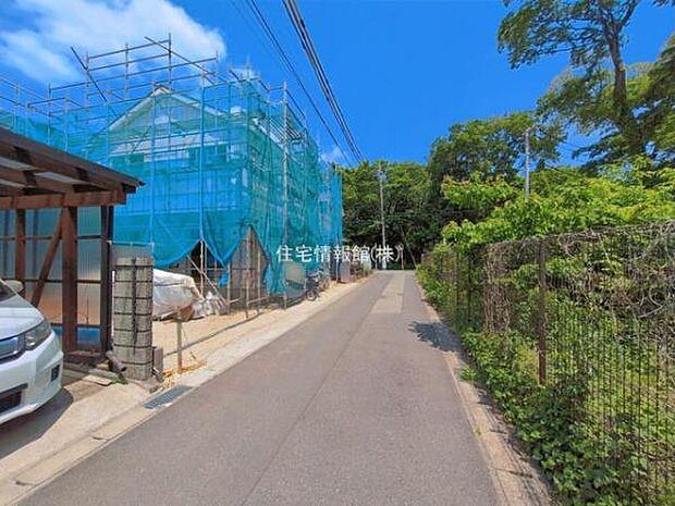 前面道路を含めた現地写真です。