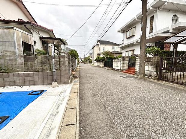 前面道路を含めた現地写真です。