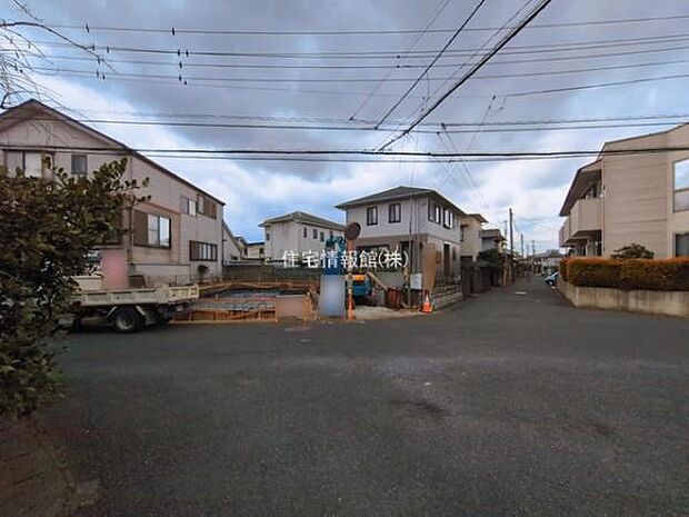 前面道路を含めた現地写真です。
