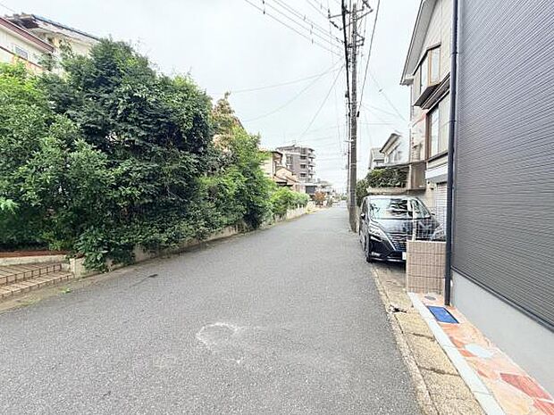 前面道路を含めた現地写真です。