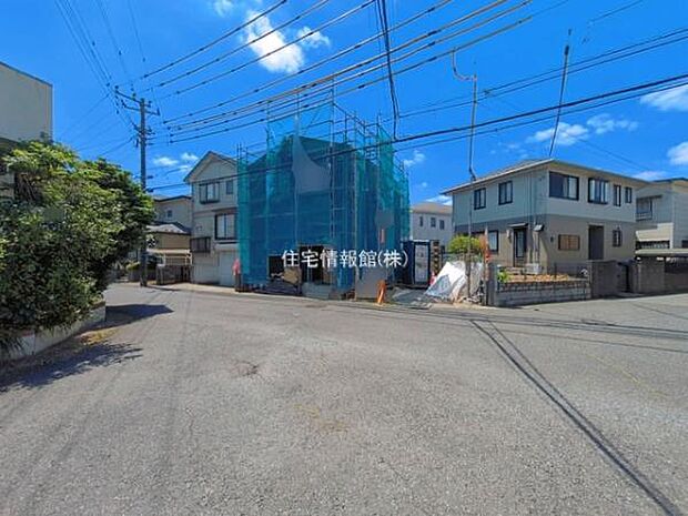 前面道路を含めた現地写真です。