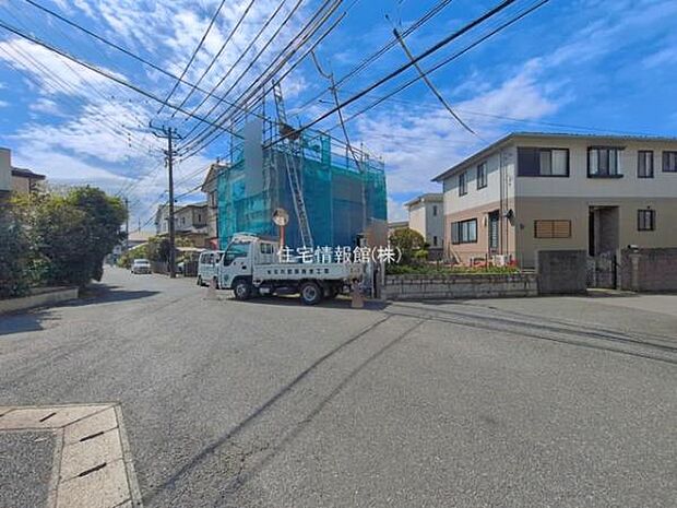 前面道路を含めた現地写真です。