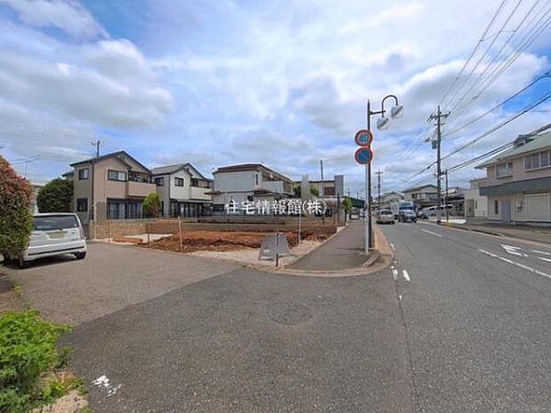 前面道路を含めた現地写真です。