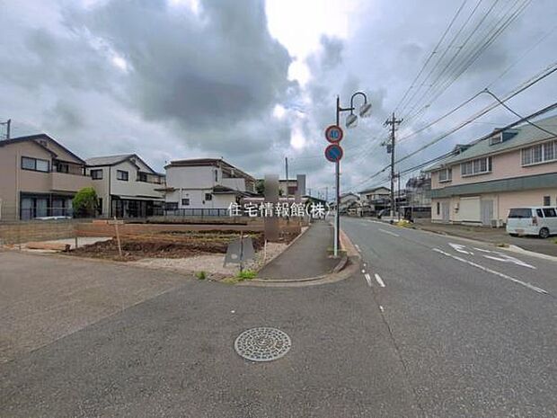 前面道路を含めた現地写真です。