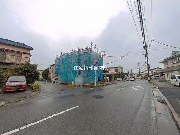 前面道路を含めた現地写真です。