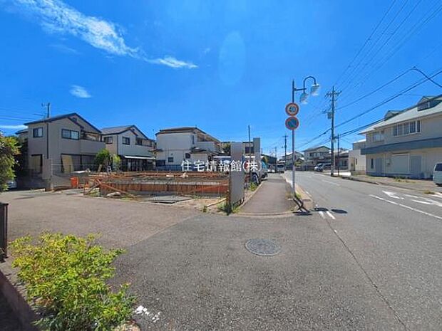 前面道路を含めた現地写真です。