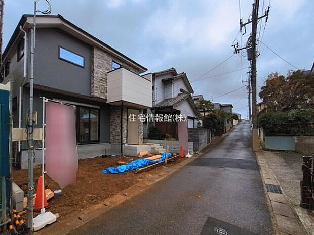 前面道路を含めた現地写真です。
