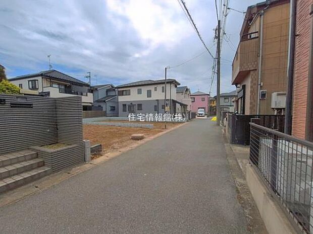 前面道路を含めた現地写真です。