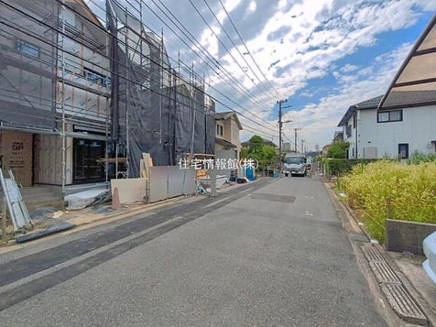 前面道路を含めた現地写真です。