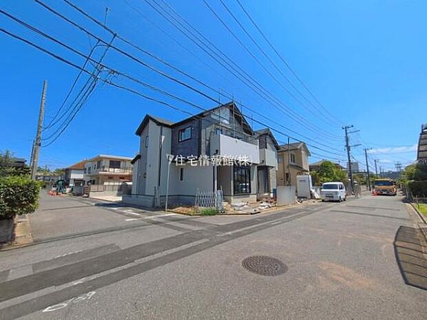 前面道路を含めた現地写真です。