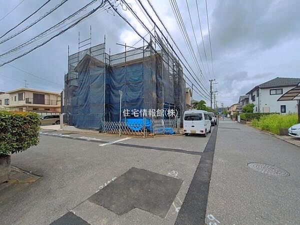 前面道路を含めた現地写真です。