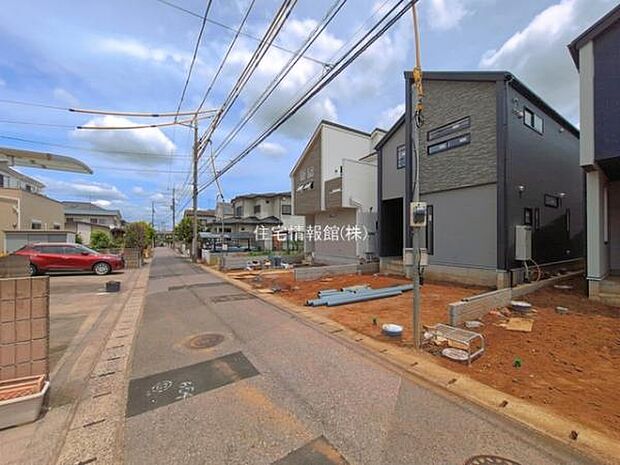 前面道路を含めた現地写真です。