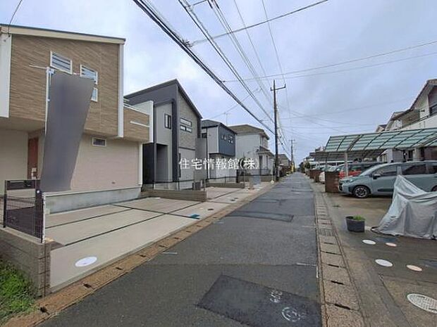 前面道路を含めた現地写真です。