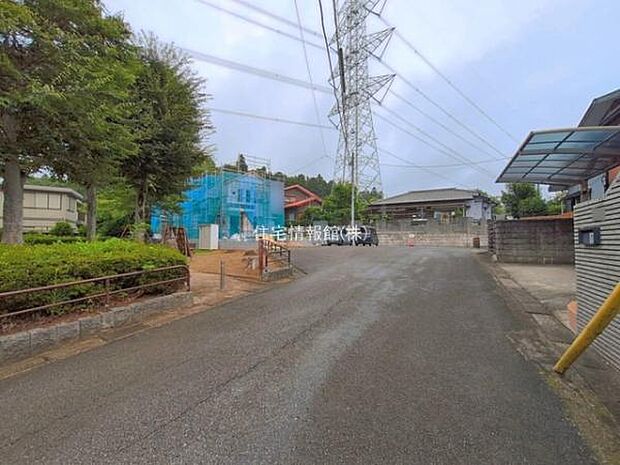 前面道路を含めた現地写真です。