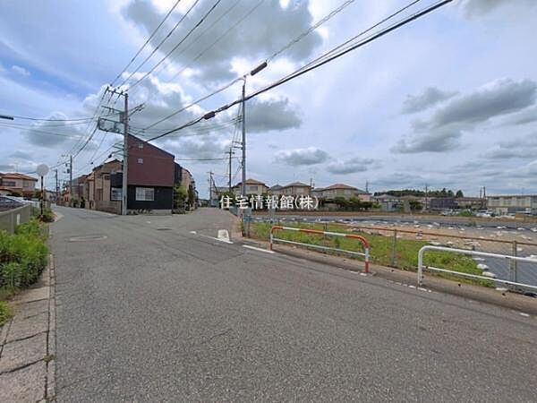 前面道路を含めた現地写真です。