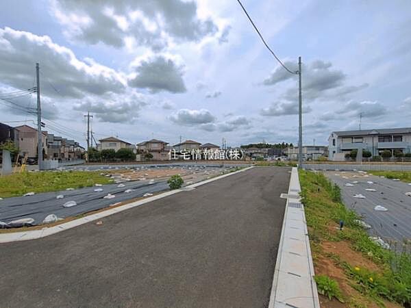 前面道路を含めた現地写真です。
