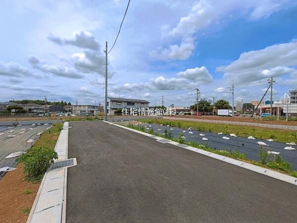 前面道路を含めた現地写真です。
