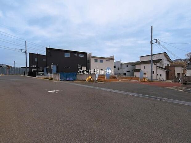 前面道路を含めた現地写真です。