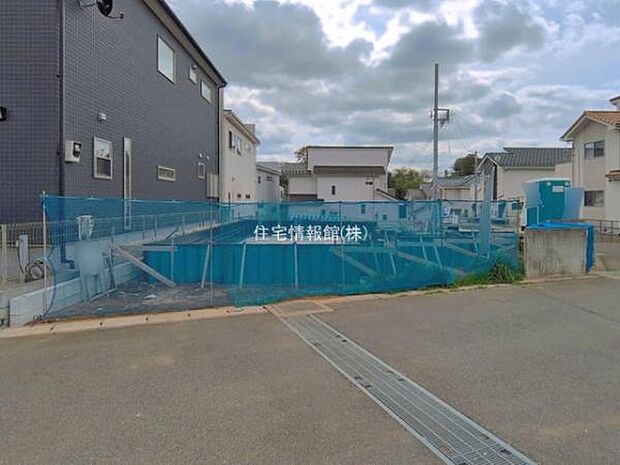 前面道路を含めた現地写真です。