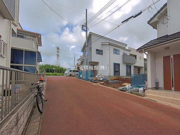 前面道路を含めた現地写真です。