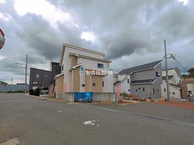 前面道路を含めた現地写真です。