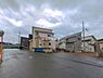 外観：前面道路を含めた現地写真です。